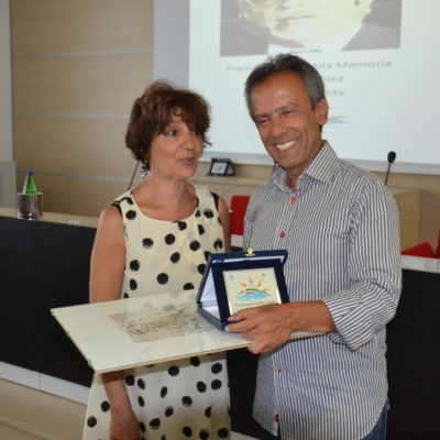 Premio-speciale-alla-memoria-Mauro-Piredda-Paoletta-Farina-premia-Mario-Mossa